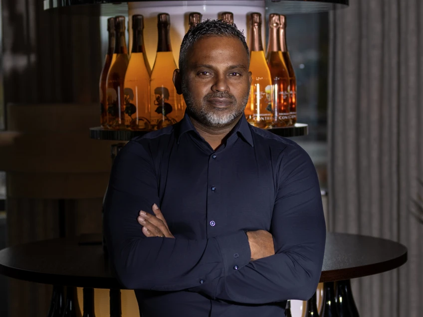 Er ist Gastgeber, Unternehmer, Visionär: Sridevan Sriskandarajah
lebt Gastronomie mit jeder Faser. Mit seiner GS Gastronomie GmbH betreibt er verschiedene Konzepte im Ostalbkreis – vom Fine Dining bis zur Weinbar – und beweist, dass Vielfalt, Teamgeist und starke Partnerschaften das Rezept für nachhaltigenErfolg sind. An seiner Seite: OMEGA SORG und Key-Accounter Patrick Bieg, die ihn seit Jahren begleiten.