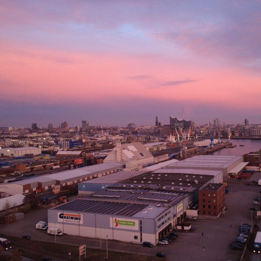 Eine Gruppe von Lastwagen vor einem Gebäude geparkt.