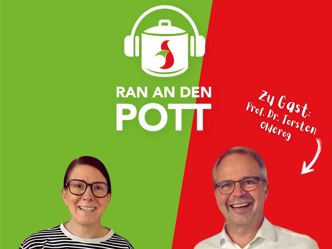 Eine lächelnde Frau mit Kopfhörern und Mikrofonen.